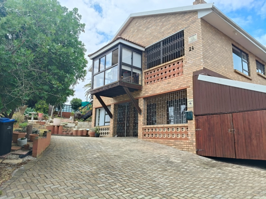 6 Bedroom Property for Sale in Paradise Beach Eastern Cape